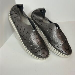 Isle Jacobsen Tulip Elegant Metallic Gray/Silver Women's Loafers 7.5 EUC